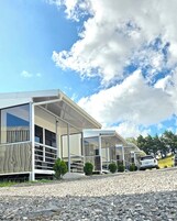 Tabla de planchar con plancha, wifi gratis y ropa de cama 