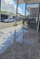 Tabla de planchar con plancha, wifi gratis y ropa de cama 