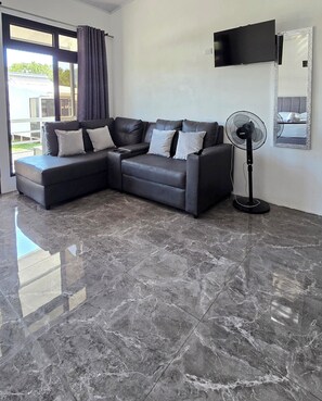 Tabla de planchar con plancha, wifi gratis y ropa de cama 