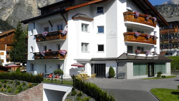 Fachada de la propiedad