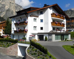 Front of property - Garni Apartments Mezdi (Selva di Val Gardena)