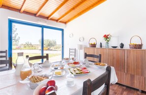 Daily continental breakfast (EUR 6.50 per person)