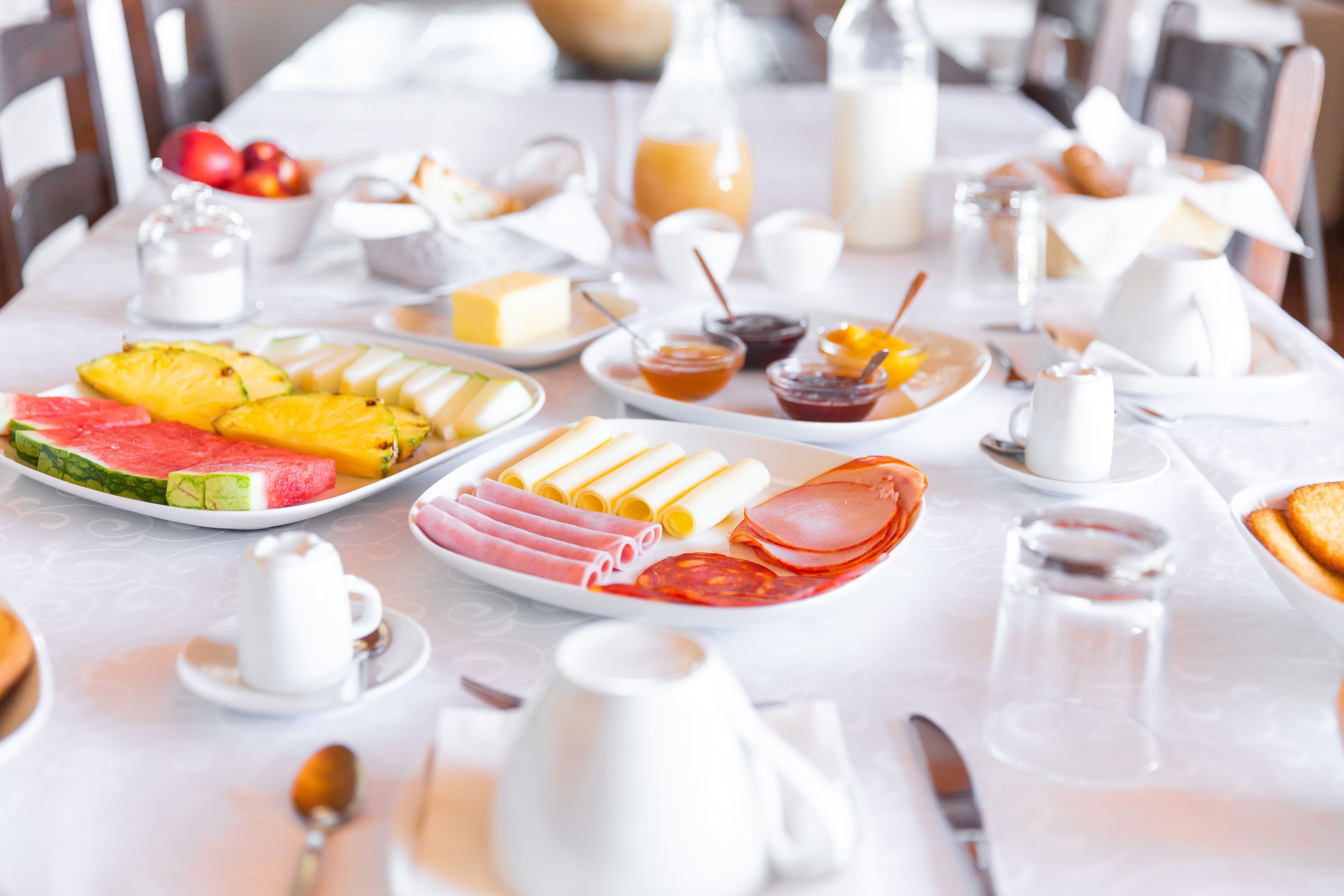 Ein Frühstücksbuffet mit verschiedenen Speisen und Getränken.