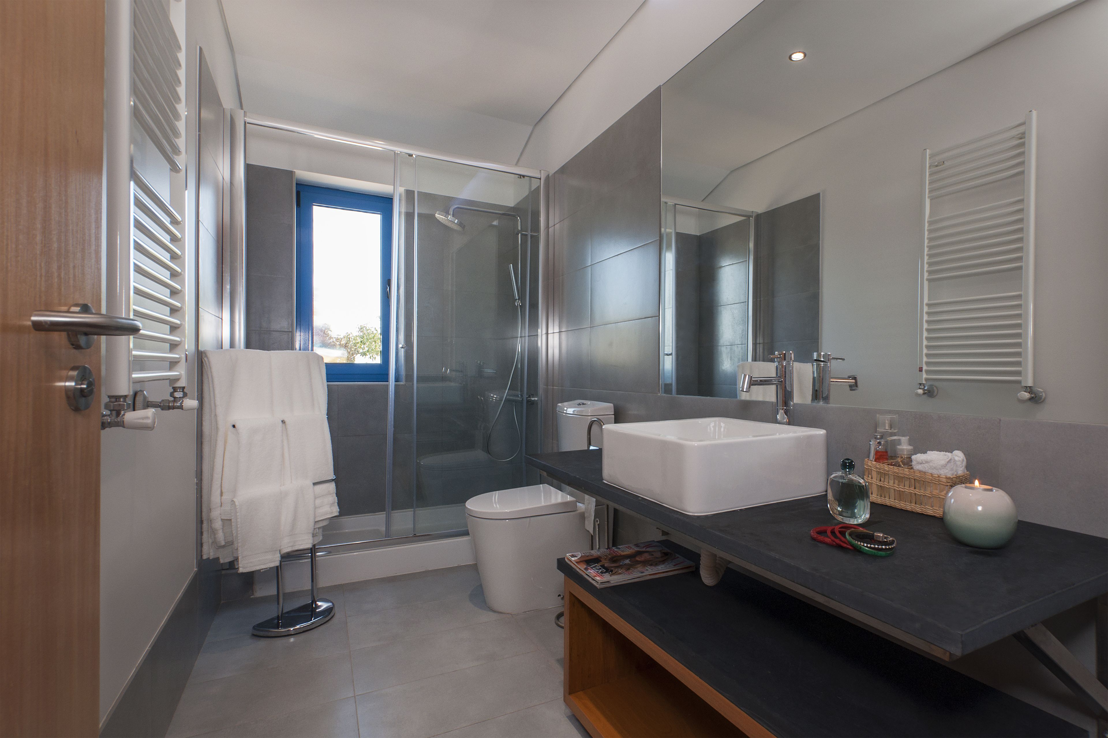 Shower, free toiletries, towels