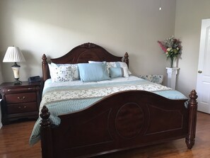 6 bedrooms, iron/ironing board, free WiFi, bed sheets - Large house  with 5 Bedrooms 2.5 bath sleep 12 , fully garage to use (Austin)