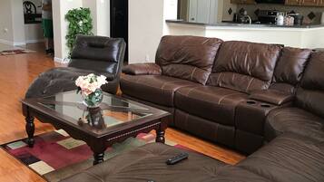 Una Smart TV, una chimenea, una oficina