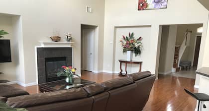 Large house with 5 Bedrooms 2.5 bath sleep 12 , fully garage to use