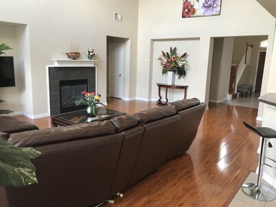 Large house with 5 Bedrooms 2.5 bath sleep 12 , fully garage to use