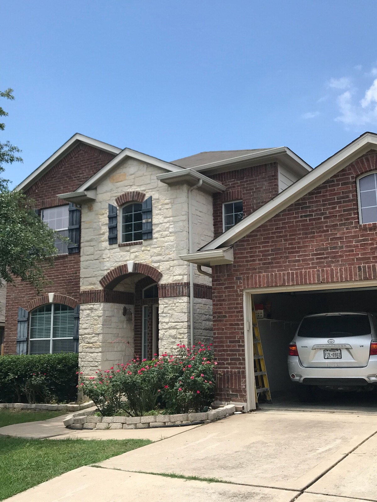 Large house with 5 Bedrooms 2.5 bath sleep 12 , fully garage to use