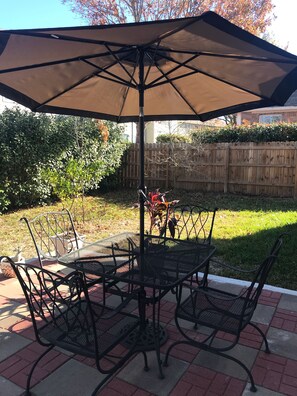 Outdoor dining - Large house  with 5 Bedrooms 2.5 bath sleep 12 , fully garage to use (Austin)