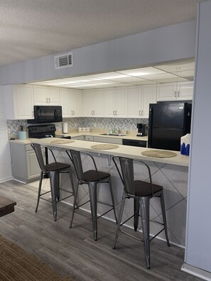 Een koelkast, een magnetron, een oven, een kookplaat