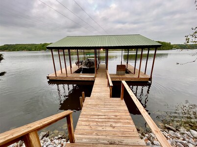 WIFI FLEXCATION & RELAXATION! Cozy fireplace, reading, movies, fire pit & more!