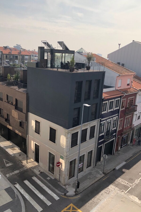 Un edificio de varios pisos con diseño moderno, con ventanas amplias y techo plano.