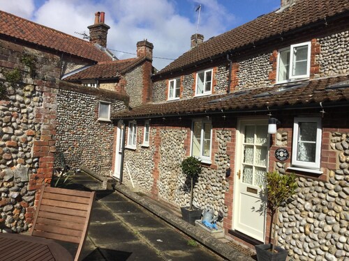 Very Cosy Comfy Cottage, 150yds from Holt centre with free Parking! Dog friendly