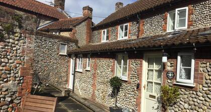 Very Cosy Comfy Cottage, 150yds from Holt centre with free Parking! Dog friendly