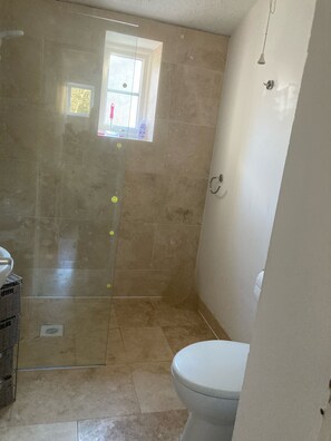 تجهيزات دش، مجففات شعر، مناشف، ورق حمّام
