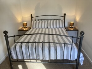 2 habitaciones, tabla de planchar con plancha y cuna de viaje 