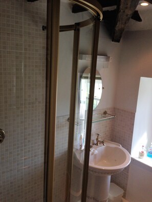 Badewanne, Haartrockner, Handtücher, Seife
