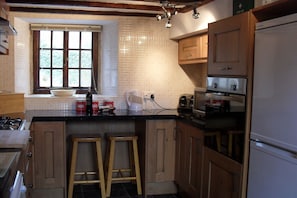 Jääkaappi, mikroaaltouuni, uuni, liesi