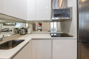 Een koelkast, een magnetron, een oven, een vaatwasser