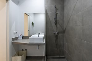 Douche, sĂšche-cheveux