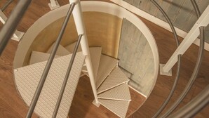 A spiral staircase with a wooden floor and white steps. - THE BOAT - Themed Apartment (Seixal)
