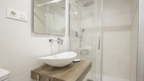 Een douche, een haardroger, handdoeken, zeep