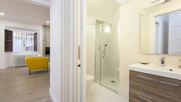 Een douche, een haardroger, handdoeken, zeep