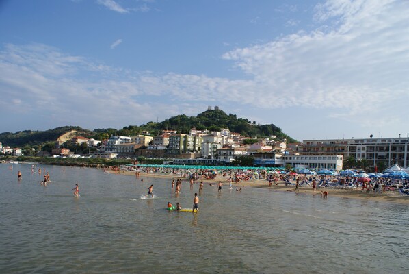 Una playa cerca, sillas reclinables de playa