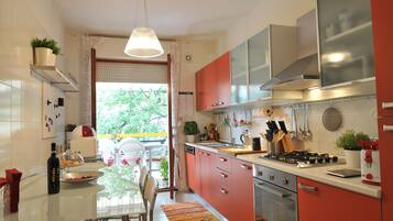 Frigorifero, microonde, forno, piano cottura