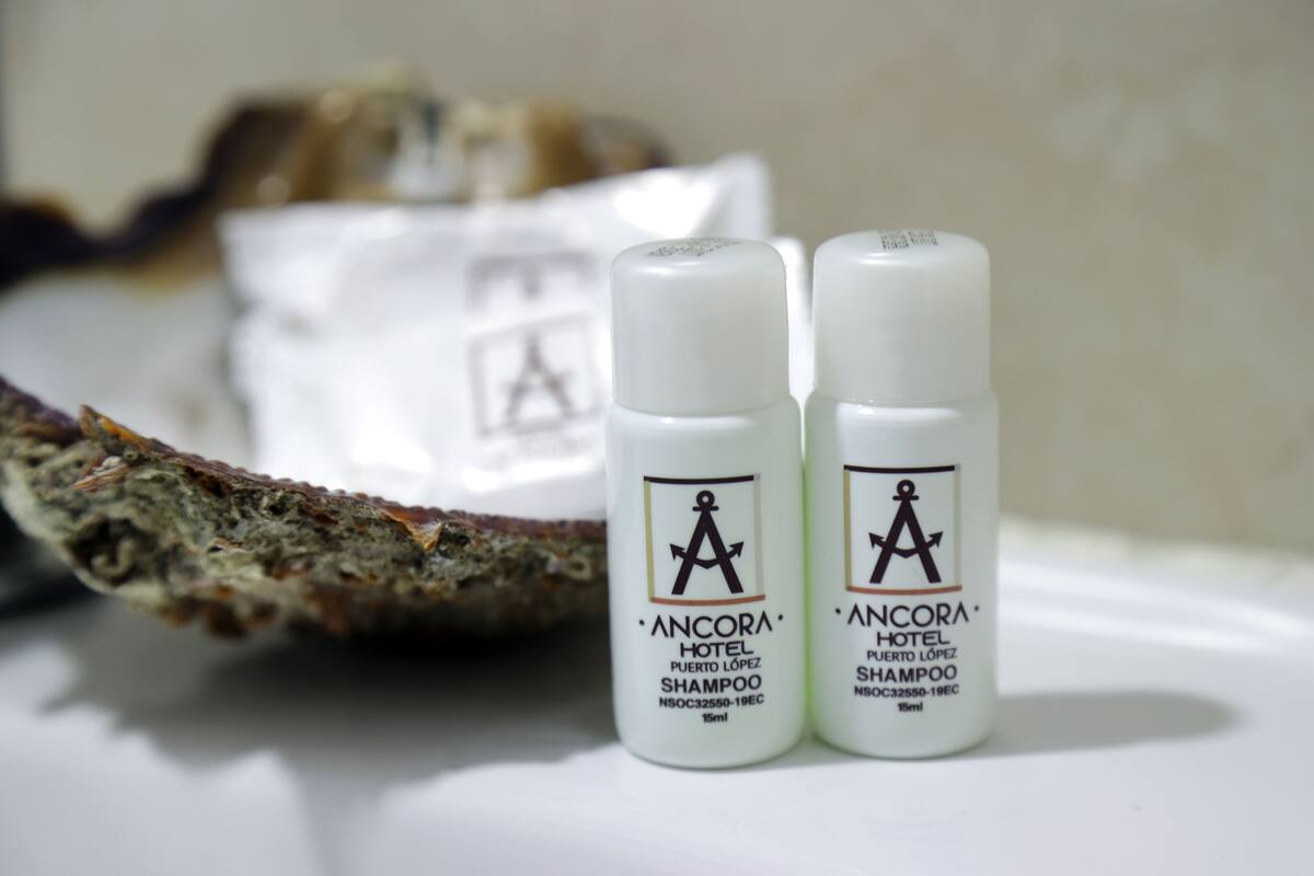 Ducha, artículos de tocador gratuitos, toallas