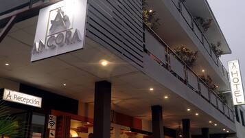 Vista frontal de la propiedad