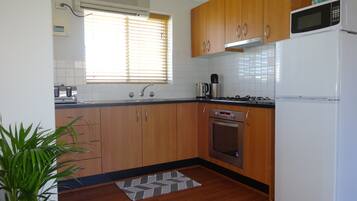 Departamento familiar, 2 habitaciones, junto a la playa (Aurora) | Cocina privada | Refrigerador, microondas, horno y parrilla de estufa