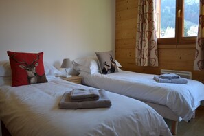 3 bedrooms, iron/ironing board, travel cot, free WiFi - Beautiful spacious luxury apartment in central Morzine. 4* rated.  (Morzine)
