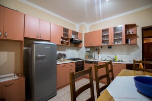 Frigorifero, forno, piano cottura, lavastoviglie