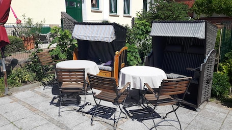 Outdoor dining. quiet apartment near the beach in the center