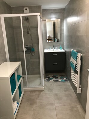 Shower, hair dryer, toilet paper - Villa LOUISE 4* air-conditioned villa with heated pool (Bonifacio)