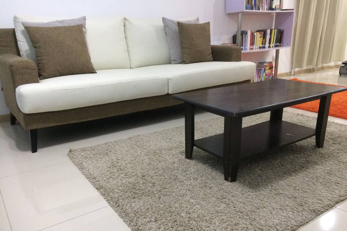 Apartamento, 2 habitaciones | Sala de estar | Una televisión LCD