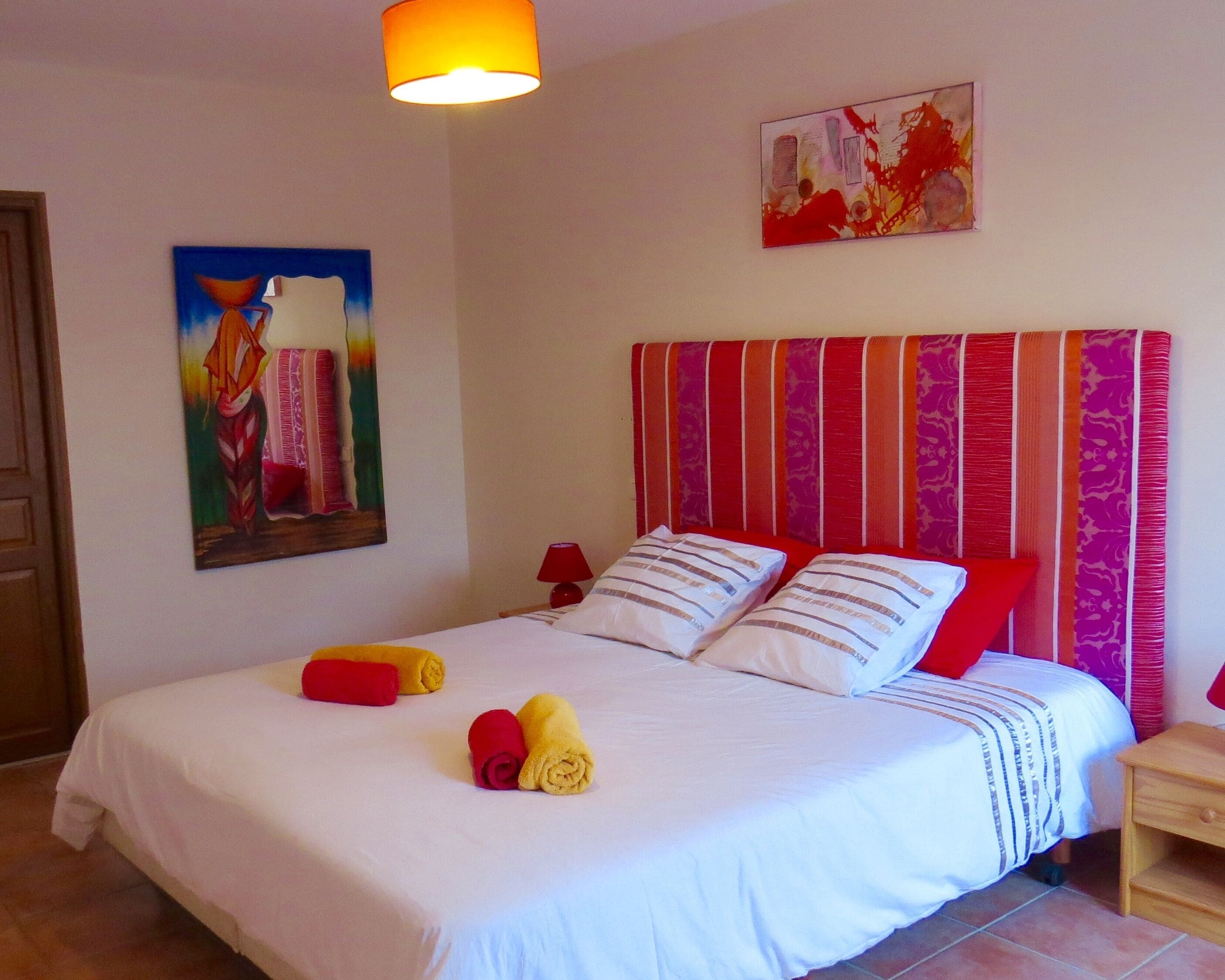 2 habitaciones, tabla de planchar con plancha y cuna de viaje 