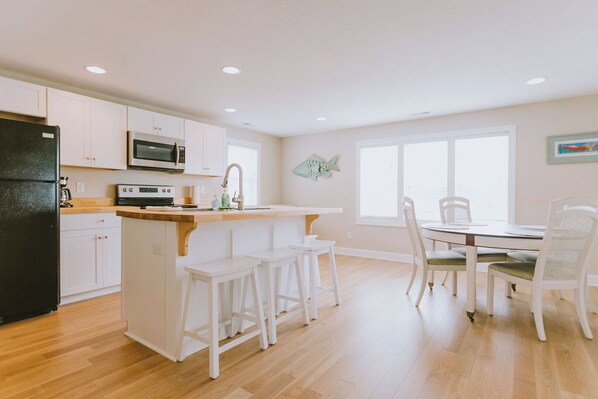 Jääkaappi, mikroaaltouuni, uuni, liesi