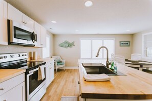 Jääkaappi, mikroaaltouuni, uuni, liesi