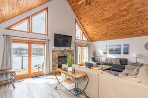 Fernseher, Kamin, Tischfußball