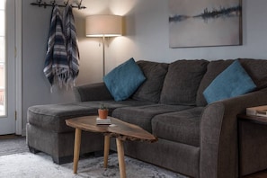 Smart-TV, Kamin, Bücher