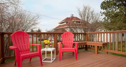Mountain View Cottage, Walk Everywhere, Huge Fenced Yard