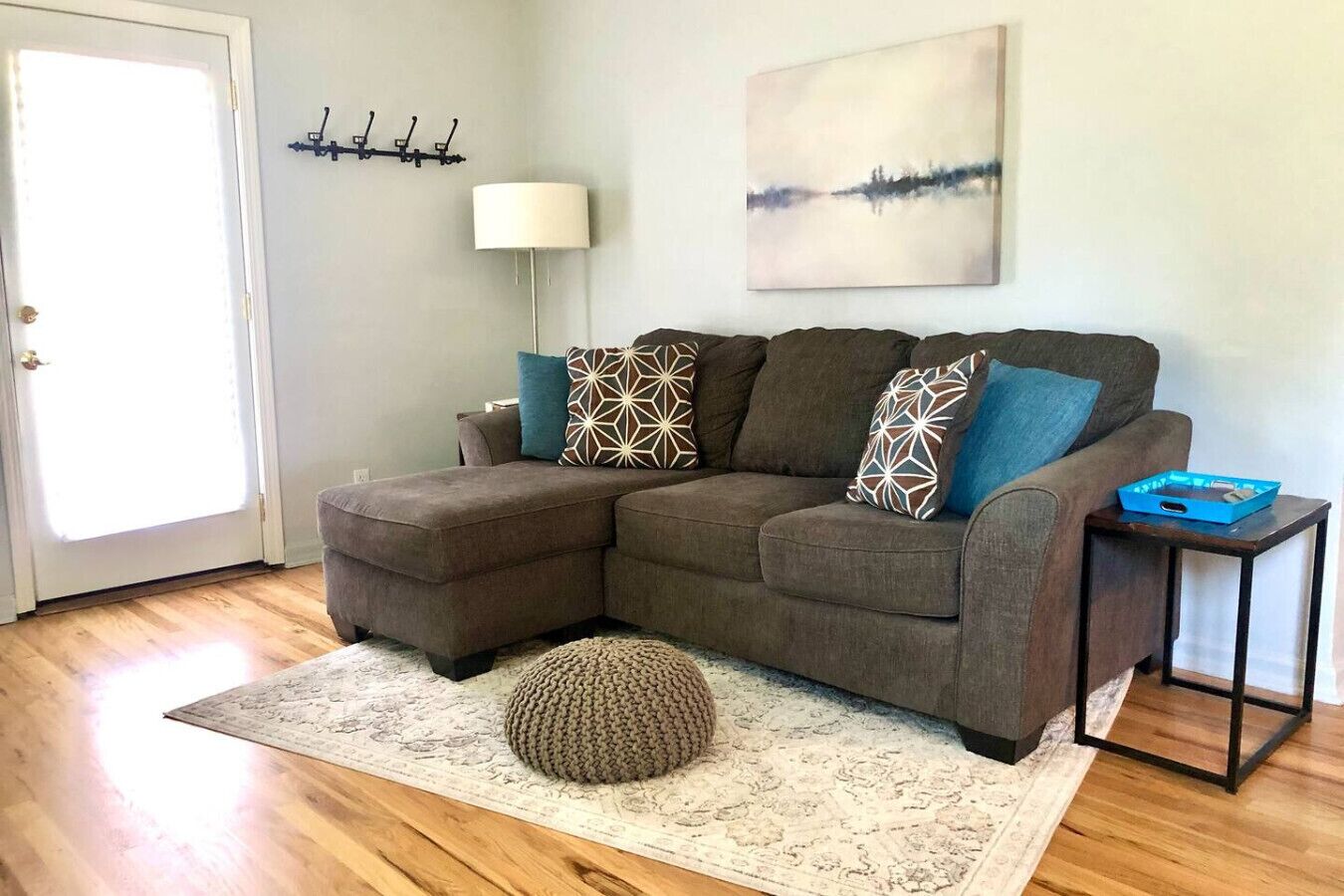 Smart-tv, een open haard en boeken