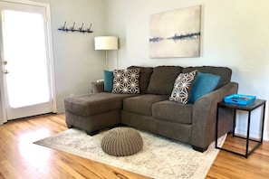 Smart TV, fireplace, books - Joseph Cottage: Mountain Views + Fireplace + Firepit (Joseph)