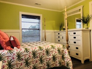 3 bedrooms, internet, bed sheets - Private Waterfront Family Complex with Dock, Walk to Beach. Angler's Dream. (Tybee Island)
