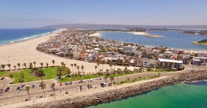 على الشاطئ، كراسي للتشمس، مناشف للشاطئ