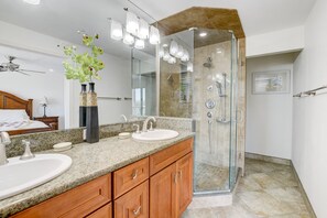 Combined shower/bathtub, jetted bath, hair dryer, towels