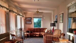 Smart TV, video games, DVD player, books - Grandview Beach Cottage, 3 brm , 2 baths, 10Km from S'side, Kayaks. (Miscouche)